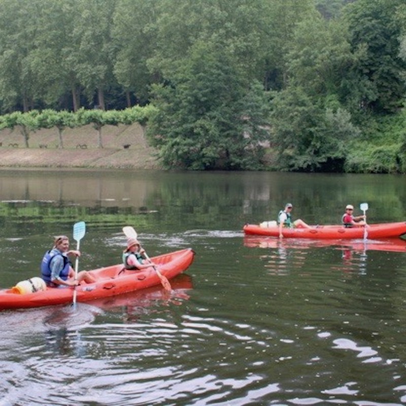 une famille anglaise qui fait du canoë avec un stagiaire