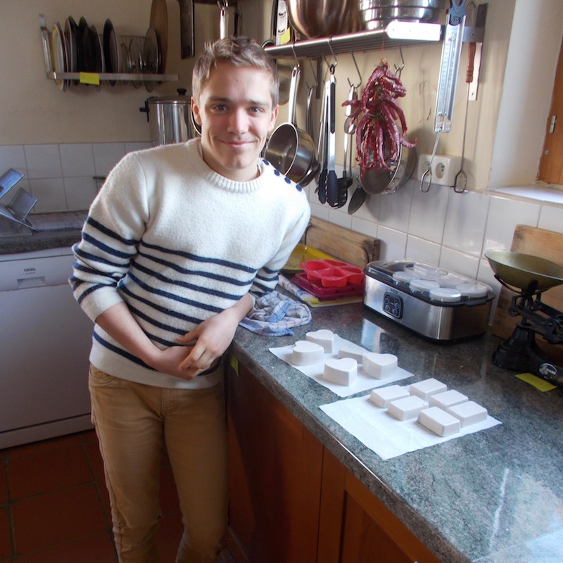 le stagiaire a fabriqué du savon avec la famille britannique