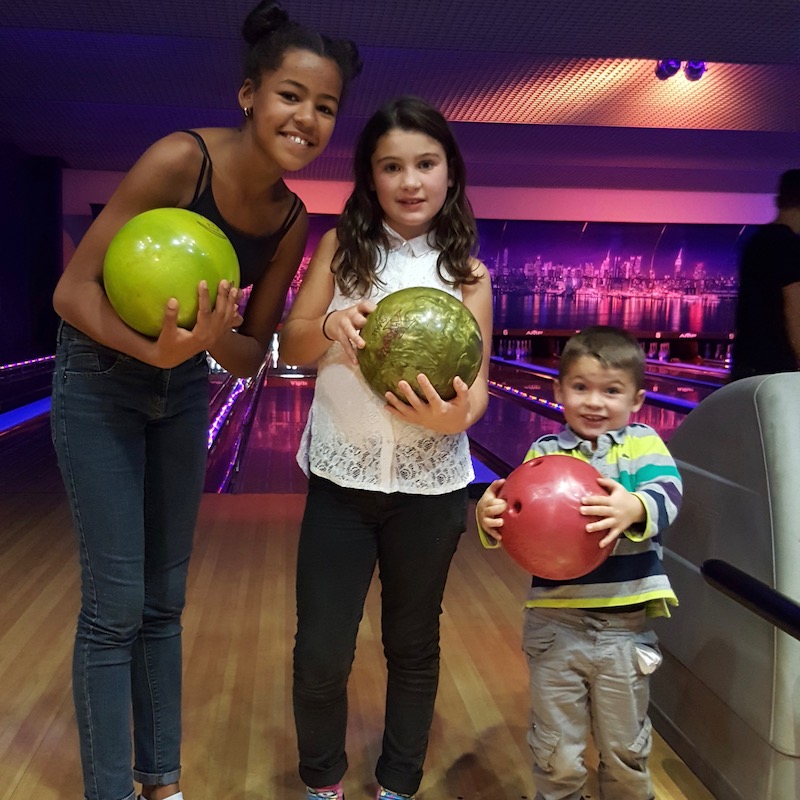 Les enfants anglais jouent au bowling avec le stagiaire