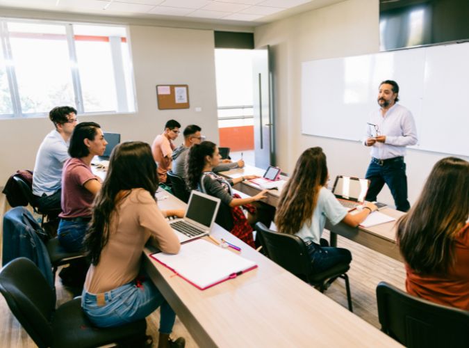 un formateur d'anglais devant ses élèves
