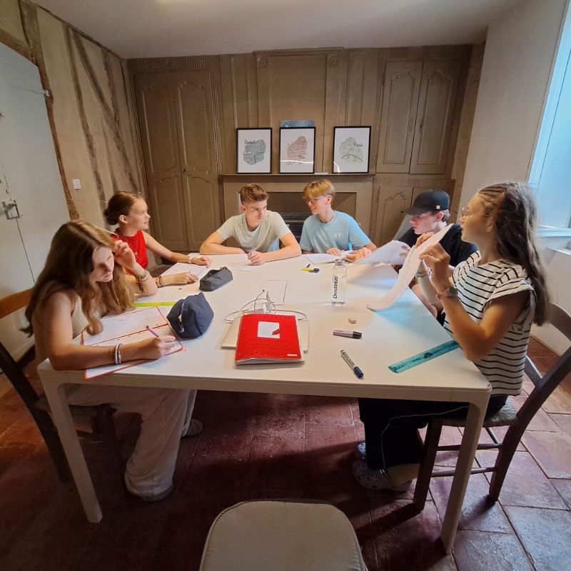 jeunes colons en cours d'anglais