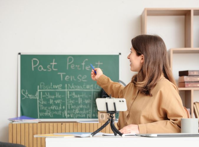 formateur d'anglais donne un cours en ligne