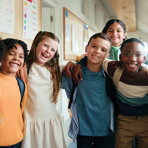 groupe d'enfants heureux dans une salle de classe