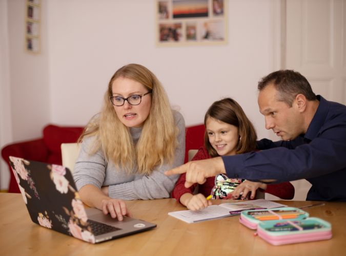 parents et enfants qui choisissent un séjour linguisitique sur internet
