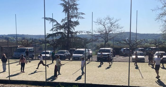 collégiens jouant au cricket en voyage scolaire