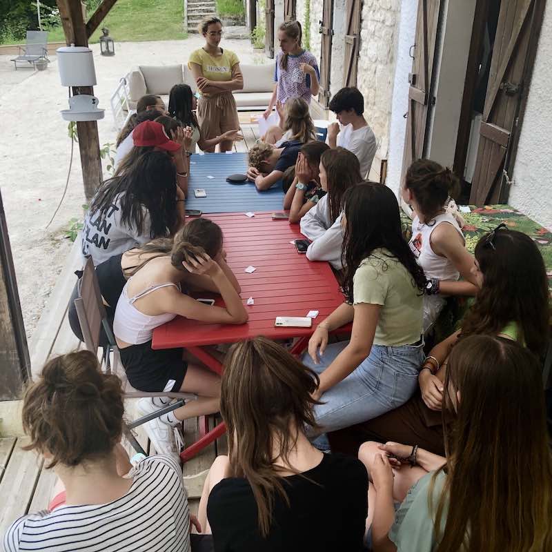 Jeunes en train de faire un loup-garou en anglais