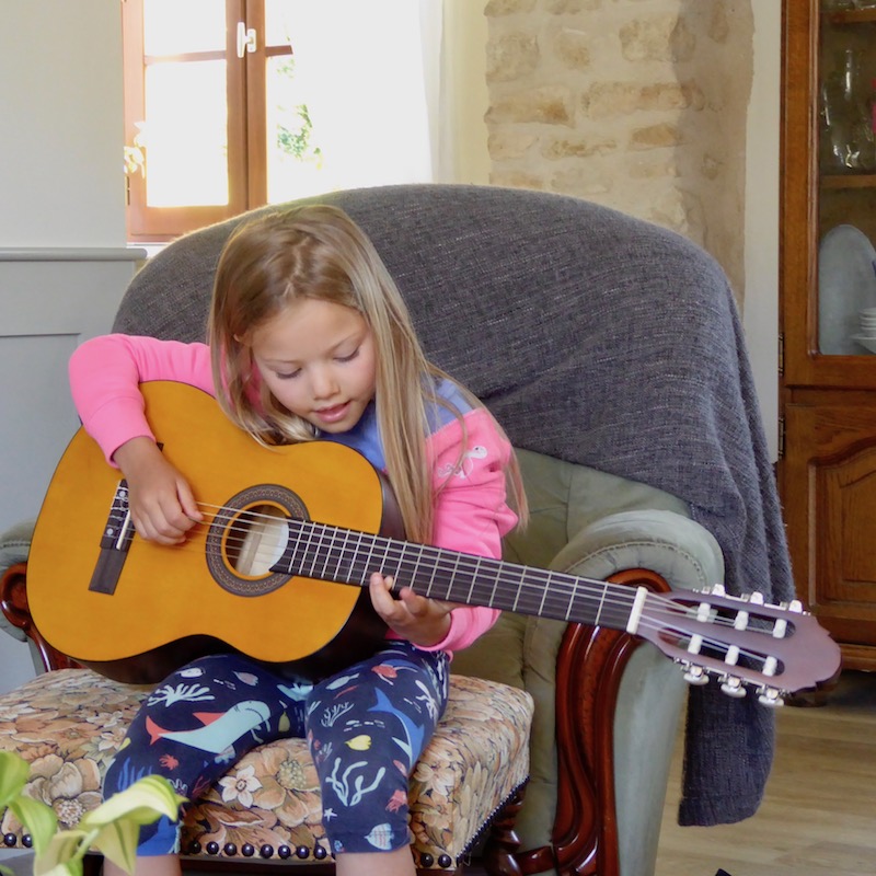 une jeune britannique qui joue de la guitare