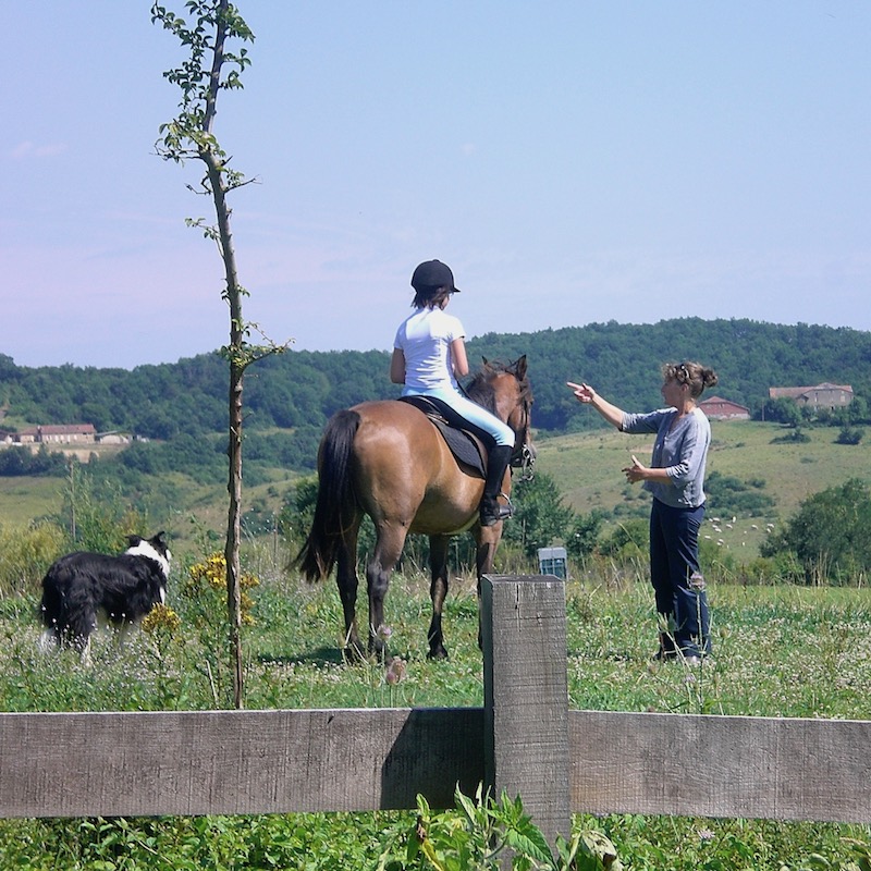 la stagiaire fait de l'équitation en communiquant en anglais