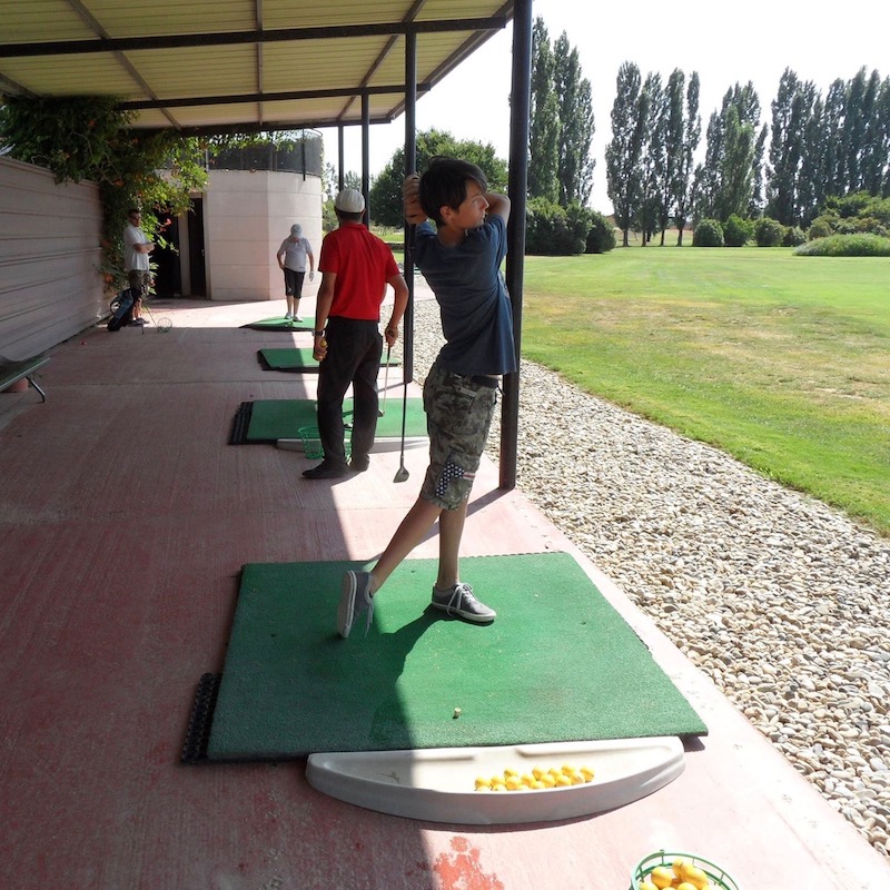 jeune qui joue au golf