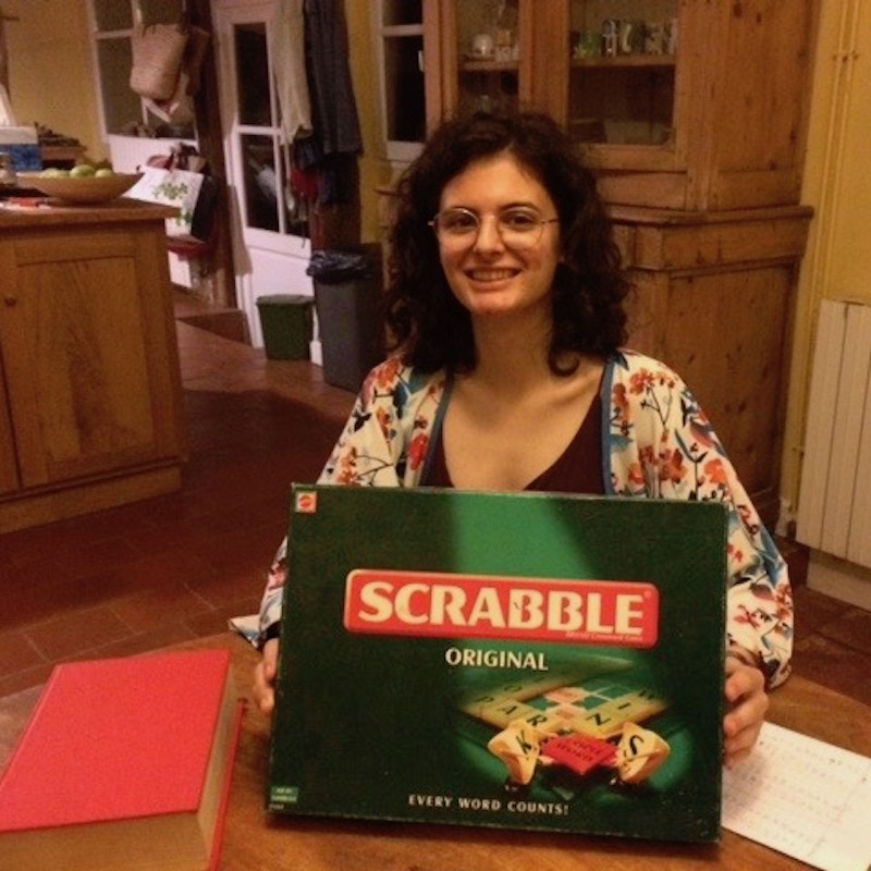 La stagiaire apprend du vocabulaire avec le Scrabble