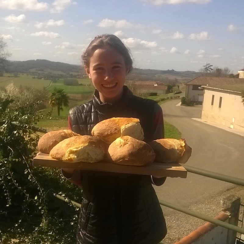 une fille qui tienne ses viennoiseries