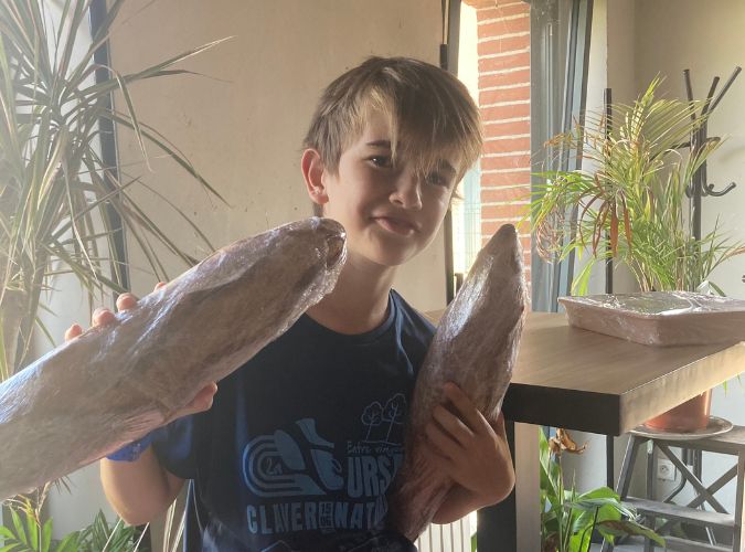 enfant de 10 ans tenant deux baguettes