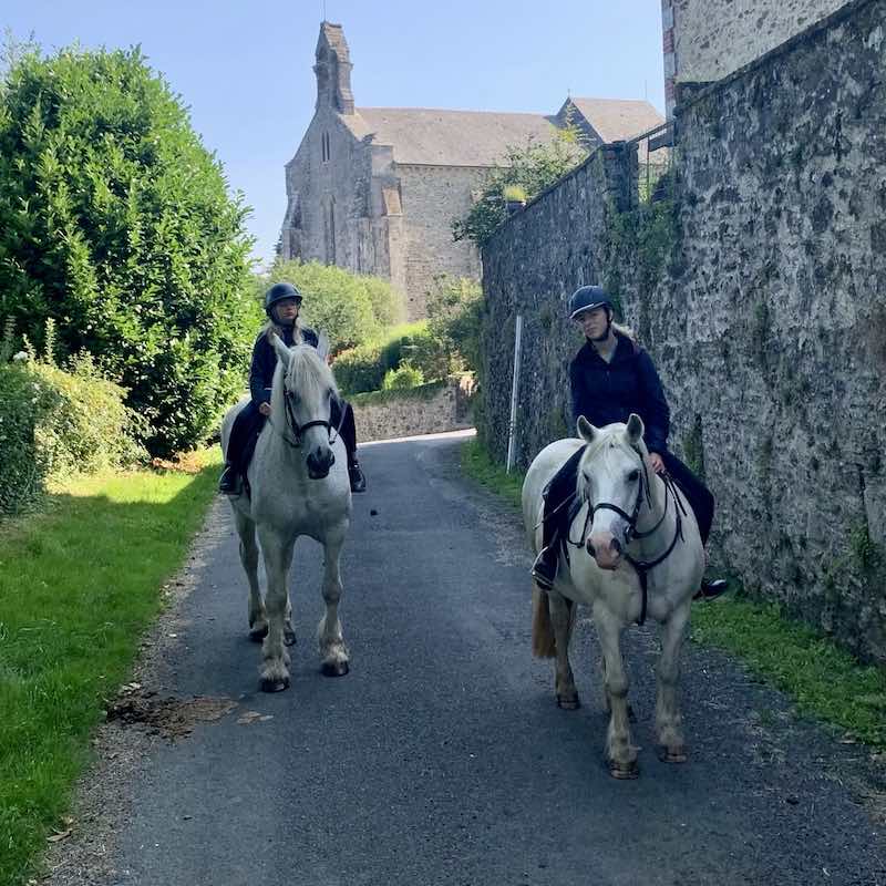 jeunes à cheval