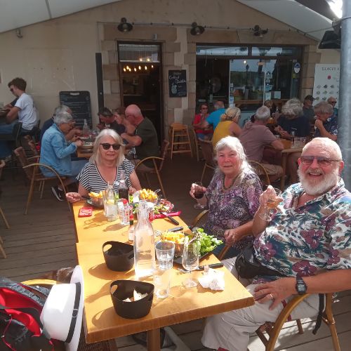 diner avec la famille d'accueil entre seniors