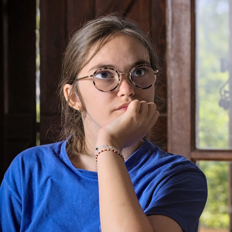 adolescente concentrée