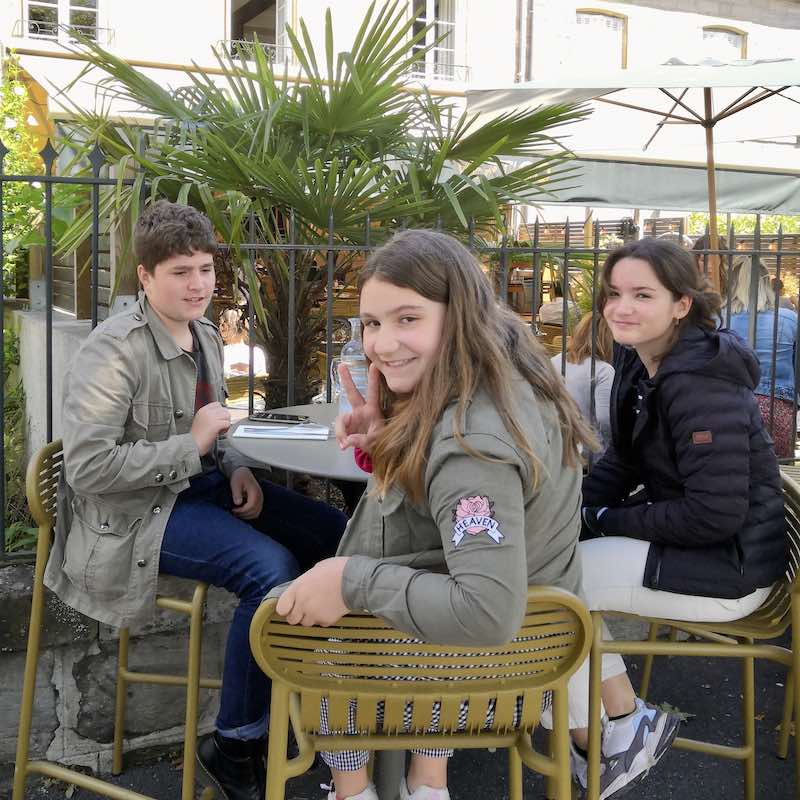 jeunes assis à une table de bar