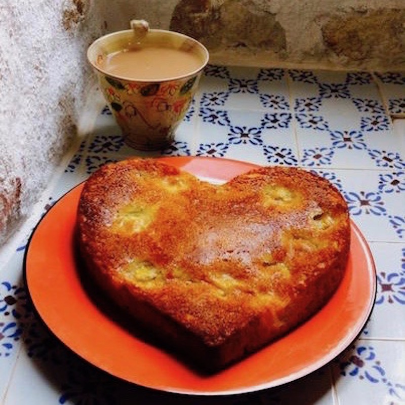 une tasse de thé et un gâteau