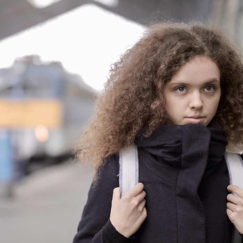 ado dans une gare