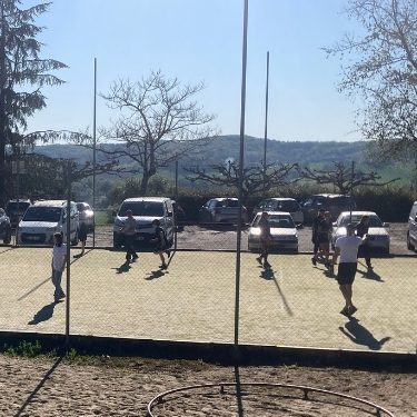 collégiens d'une classe de 5eme jouant au cricket en voyage